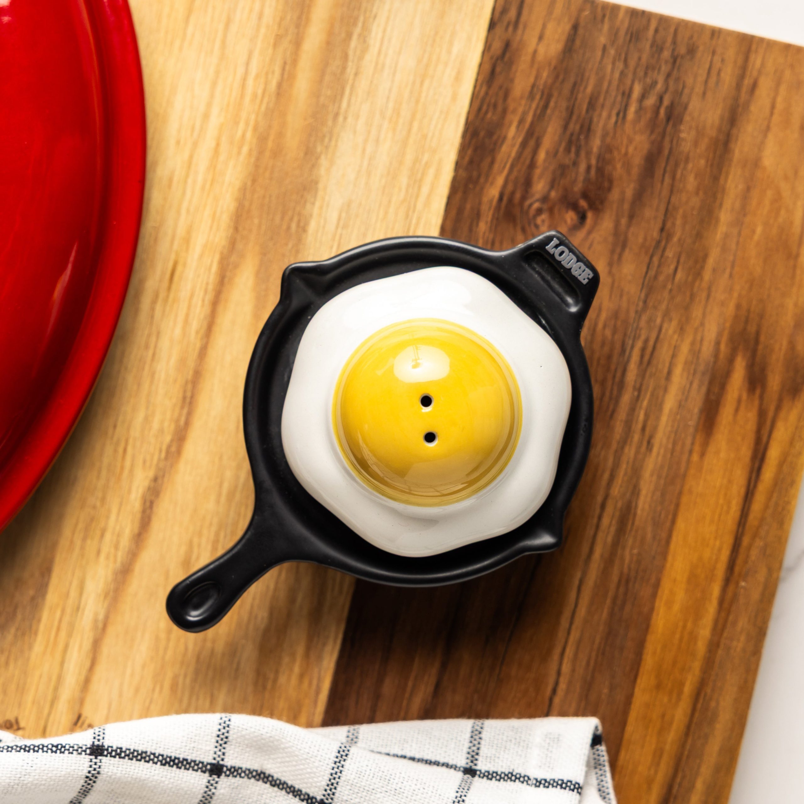 Lodge Skillet and Egg Salt and Pepper Shaker - Image 2