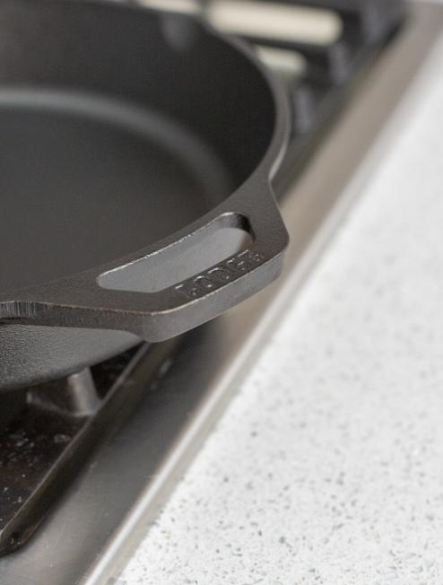 Cast Iron Dual-Handle Pan - Image 18